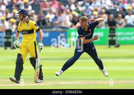 Jamie Porter in Bowling-Action für Essex während Gloucestershire gegen Essex Eagles, NatWest T20 Blast Cricket auf dem Brightside Ground am 13. August 201 Stockfoto