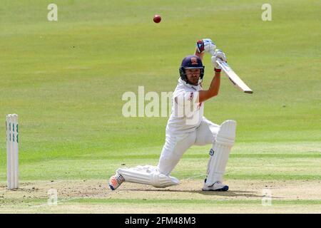 Jaik Mickleburgh trifft vier Läufe für Essex während Gloucestershire CCC gegen Essex CCC, Specsavers County Championship Division 2 Cricket am Cheltenham Col Stockfoto