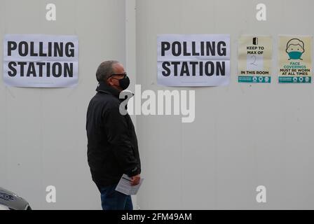 Shepshed, Leicestershire, Großbritannien. Mai 2021. Ein Mann wartet darauf, bei den Kommunalwahlen vor einem Wahllokal in einer mobilen Einheit seine Stimme abzugeben. Millionen von Menschen in ganz Großbritannien werden am Donnerstag mit der größten Stimmenzahl seit den Parlamentswahlen 2019 abstimmen. Credit Darren Staples/Alamy Live News. Stockfoto