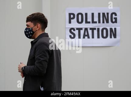 Shepshed, Leicestershire, Großbritannien. Mai 2021. Ein Mann wartet darauf, bei den Kommunalwahlen vor einem Wahllokal in einer mobilen Einheit seine Stimme abzugeben. Millionen von Menschen in ganz Großbritannien werden am Donnerstag mit der größten Stimmenzahl seit den Parlamentswahlen 2019 abstimmen. Credit Darren Staples/Alamy Live News. Stockfoto