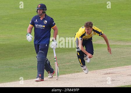 Brad Wheal in Bowling-Action für Hampshire während Hampshire vs Essex Eagles, Nat West T20 Blast Cricket beim Ageas Bowl am 8. Juli 2016 Stockfoto