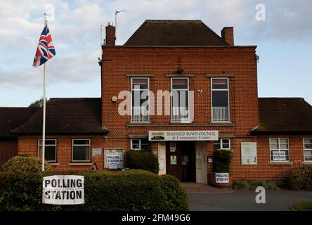 Shepshed, Leicestershire, Großbritannien. Mai 2021. Während der Kommunalwahlen fliegt eine Unionsflagge über einem Wahllokal-Schild am Gebäude des Stadtrates von Shepshed. Millionen von Menschen in ganz Großbritannien werden am Donnerstag mit der größten Stimmenzahl seit den Parlamentswahlen 2019 abstimmen. Credit Darren Staples/Alamy Live News. Stockfoto