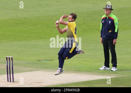 Brad Wheal in Bowling-Action für Hampshire während Hampshire vs Essex Eagles, Nat West T20 Blast Cricket beim Ageas Bowl am 8. Juli 2016 Stockfoto