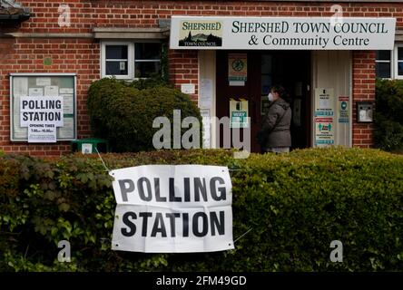 Shepshed, Leicestershire, Großbritannien. Mai 2021. Eine Frau wartet darauf, ihre Stimme bei den Kommunalwahlen vor einem Wahllokal im Gebäude des Stadtrates von Shepshed abzugeben. Millionen von Menschen in ganz Großbritannien werden am Donnerstag mit der größten Stimmenzahl seit den Parlamentswahlen 2019 abstimmen. Credit Darren Staples/Alamy Live News. Stockfoto