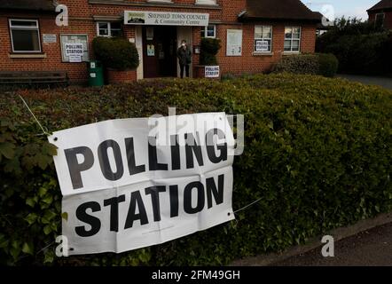 Shepshed, Leicestershire, Großbritannien. Mai 2021. Eine Frau wartet darauf, ihre Stimme bei den Kommunalwahlen vor einem Wahllokal im Gebäude des Stadtrates von Shepshed abzugeben. Millionen von Menschen in ganz Großbritannien werden am Donnerstag mit der größten Stimmenzahl seit den Parlamentswahlen 2019 abstimmen. Credit Darren Staples/Alamy Live News. Stockfoto