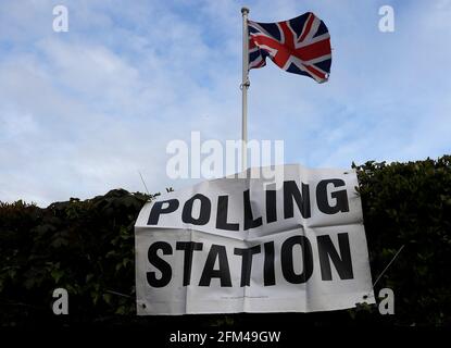 Shepshed, Leicestershire, Großbritannien. Mai 2021. Während der Kommunalwahlen fliegt eine Unionsflagge über einem Wahllokal-Schild am Gebäude des Stadtrates von Shepshed. Millionen von Menschen in ganz Großbritannien werden am Donnerstag mit der größten Stimmenzahl seit den Parlamentswahlen 2019 abstimmen. Credit Darren Staples/Alamy Live News. Stockfoto