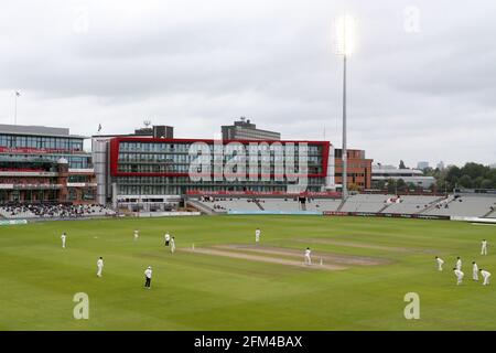 Allgemeine Ansicht des Spiels unter dem Flutlicht während Lancashire CCC gegen Essex CCC, Specsavers County Championship Division 1 Cricket bei Emirates Old Traff Stockfoto