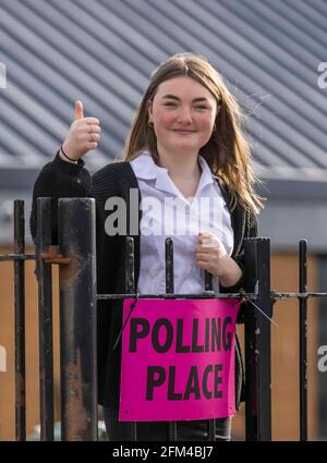 Edinburgh, Großbritannien. 06. Mai 2021 im Bild: Die vierjährige Schülerin der Trinity Academy, Lulu Perren, die im März mit 16 Jahren wahlberechtigt wurde, gibt ihre erste Stimme an der Victoria Primary School ab. Kredit: Rich Dyson/Alamy Live Nachrichten Stockfoto