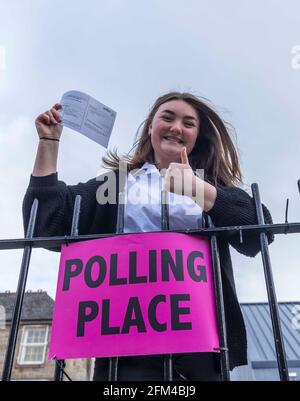 Edinburgh, Großbritannien. 06. Mai 2021 im Bild: Die vierjährige Schülerin der Trinity Academy, Lulu Perren, die im März mit 16 Jahren wahlberechtigt wurde, gibt ihre erste Stimme an der Victoria Primary School ab. Kredit: Rich Dyson/Alamy Live Nachrichten Stockfoto