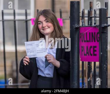 Edinburgh, Großbritannien. 06. Mai 2021 im Bild: Die vierjährige Schülerin der Trinity Academy, Lulu Perren, die im März mit 16 Jahren wahlberechtigt wurde, gibt ihre erste Stimme an der Victoria Primary School ab. Kredit: Rich Dyson/Alamy Live Nachrichten Stockfoto