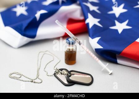 Armeeabzeichen auf dem Hintergrund der amerikanischen Flagge, Medizin Stockfoto