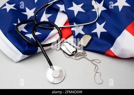 Stethoskop mit Marken und Sternen im Hintergrund der US-Flagge Stockfoto