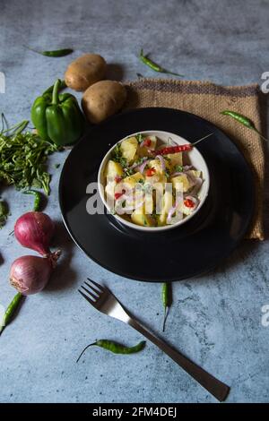 Indische Snacks Aloo jeera oder Kartoffelpüree mit Pfeffer und gehackten Zwiebeln gemischt. Stockfoto