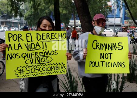 Nicht exklusiv: MEXIKO-STADT, MEXIKO - 5. MAI: Kolumbianische Demonstranten nehmen an einem Protest vor der kolumbianischen Botschaft in Mexiko Teil, um zu unterstützen Stockfoto