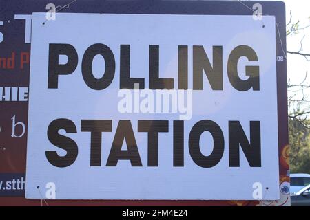 Weißes Wahllokal-Schild mit schwarzem Text Stockfoto