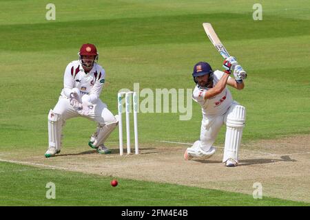 Jaik Mickleburgh trifft vier Läufe für Essex, während David Murphy hinter den Stumps während Northamptonshire CCC gegen Essex CCC, Specsavers County, auf sich schaut Stockfoto