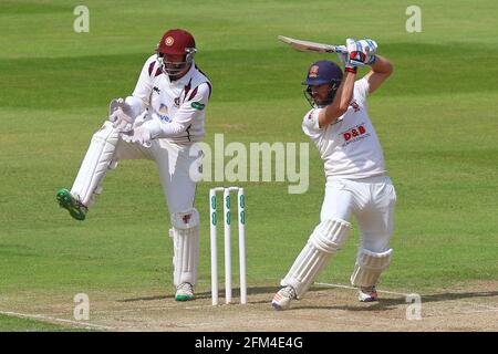 Jaik Mickleburgh trifft vier Läufe für Essex, während David Murphy hinter den Stumps während Northamptonshire CCC gegen Essex CCC, Specsavers County, auf sich schaut Stockfoto