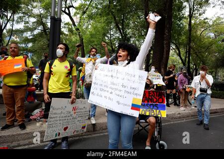 Nicht exklusiv: MEXIKO-STADT, MEXIKO - 5. MAI: Kolumbianische Demonstranten nehmen an einem Protest vor der kolumbianischen Botschaft in Mexiko Teil, um zu unterstützen Stockfoto