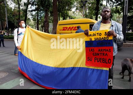 Nicht exklusiv: MEXIKO-STADT, MEXIKO - 5. MAI: Kolumbianische Demonstranten nehmen an einem Protest vor der kolumbianischen Botschaft in Mexiko Teil, um zu unterstützen Stockfoto