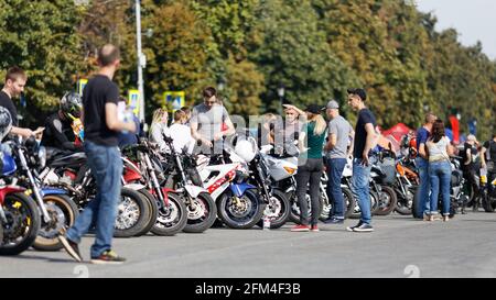 Uljanowsk, Russland - 9. September 2018. Motorradfahrer auf der Straße der Stadt. Stockfoto