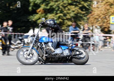 Uljanowsk, Russland - 9. September 2018. Motorradfahrer Reisende in Sonderausrüstung und einem Helm auf der Straße der Stadt Stockfoto