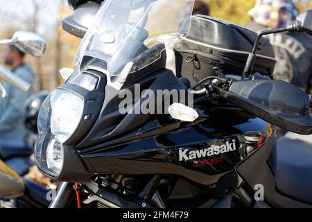Uljanowsk, Russland - 03. Oktober 2020. Seitenansicht des Motorrads Kawasaki Versys mit Text-Logo. Stockfoto