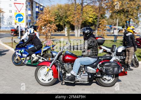 Uljanowsk, Russland - 03. Oktober 2020. Motorradfahrer fahren durch die kleinen Straßen der Stadt Stockfoto