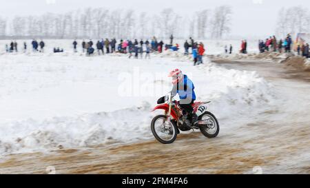 Uljanowsk, Russland - 06. Februar 2016. Winter-Motocross-Rennen 2016. Aufnahme eines Motocross-Wettbewerbs. Stockfoto