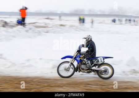 Uljanowsk, Russland - 06. Februar 2016. Winter-Motocross-Rennen 2016. Aufnahme eines Motocross-Wettbewerbs. Stockfoto