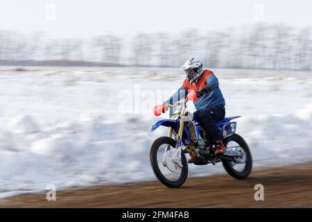 Uljanowsk, Russland - 06. Februar 2016. Winter-Motocross-Rennen 2016. Aufnahme eines Motocross-Wettbewerbs. Stockfoto