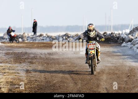 Uljanowsk, Russland - 06. Februar 2016. Winter-Motocross-Rennen 2016. Junger Fahrer auf der Rennstrecke. Stockfoto