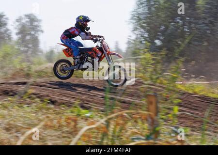 Uljanowsk, Russland - 13. August 2016. Junger Fahrer - Teilnehmer der Motocross-Meisterschaft des Wolga-Bundesbezirks Stockfoto