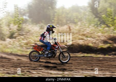 Uljanowsk, Russland - 13. August 2016. Junger Fahrer - Teilnehmer der Motocross-Meisterschaft des Wolga-Bundesbezirks Stockfoto