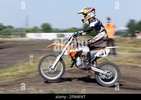 Uljanowsk, Russland - 13. August 2016. Junger Fahrer - Teilnehmer der Motocross-Meisterschaft des Wolga-Bundesbezirks Stockfoto