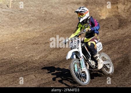 Uljanowsk, Russland - 13. August 2016. Junger Fahrer - Teilnehmer der Motocross-Meisterschaft des Wolga-Bundesbezirks Stockfoto