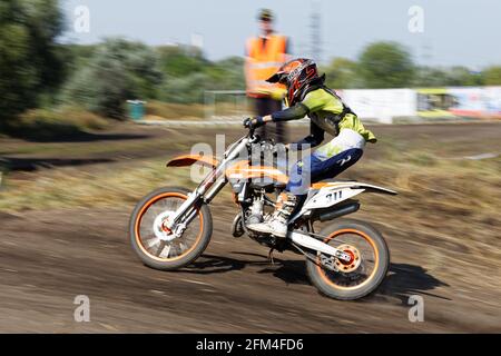 Uljanowsk, Russland - 13. August 2016. Junger Fahrer - Teilnehmer der Motocross-Meisterschaft des Wolga-Bundesbezirks Stockfoto