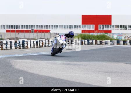 Uljanowsk, Russland - 10. Juni 2017. Motorrad-Rennfahrer auf dem Sportbike, der sich auf der Strecke in eine schnelle Kurve lehnt Stockfoto