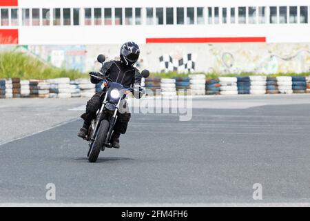 Uljanowsk, Russland - 10. Juni 2017. Motorradfahrer tragen in schützendem Leder und Textil Rennanzug üben auf der Strecke Stockfoto