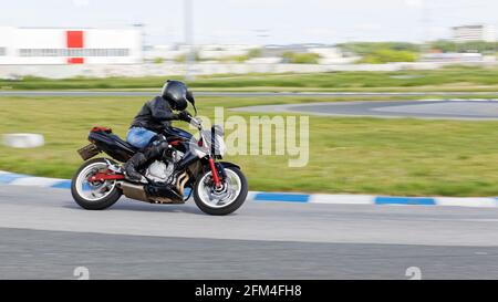 Uljanowsk, Russland - 10. Juni 2017. Ein Motorrad-Rennfahrer macht einen Übungslauf auf einer Sportstrecke. Bewegungsunschärfe. Stockfoto