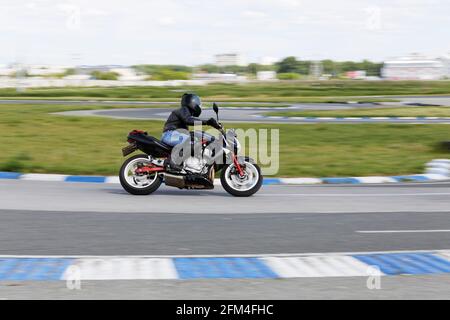 Uljanowsk, Russland - 10. Juni 2017. Ein Motorrad-Rennfahrer macht einen Übungslauf auf einer Sportstrecke. Bewegungsunschärfe. Stockfoto