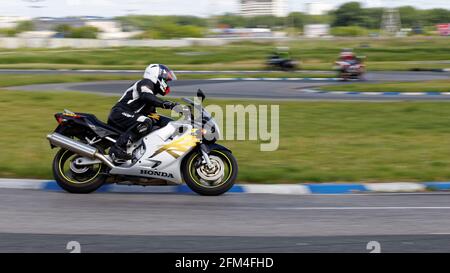 Uljanowsk, Russland - 10. Juni 2017. Ein Motorrad-Rennfahrer nimmt einen Übungslauf auf einer Sportstrecke Stockfoto