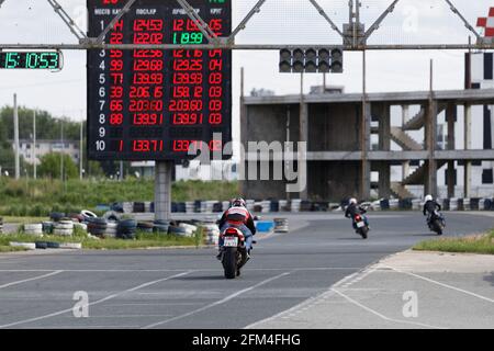 Uljanowsk, Russland - 10. Juni 2017. Ein Motorrad-Rennfahrer nimmt einen Übungslauf auf einer Sportstrecke Stockfoto