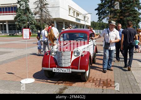 Ulyanovsk, Russland - 29. Juli 2017: Oldtimer-Retro-Auto Moskvich M-401 auf der 'Retrospektive 2017' Auto-Festival - eine Auto-Show mit freiem Eintritt, wo Stockfoto