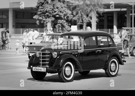 Ulyanovsk, Russland - 29. Juli 2017: Oldtimer-Retro-Auto Moskvich M-401 auf der 'Retrospektive 2017' Auto-Festival - eine Auto-Show mit freiem Eintritt, wo Stockfoto