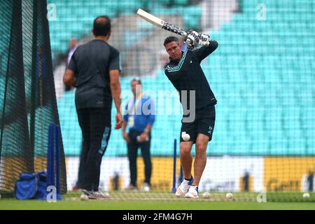 Kevin Pietersen von Surrey wärmt sich am 19. Juli 2017 vor Surrey gegen Essex Eagles, NatWest T20 Blast Cricket im Kia Oval Stockfoto