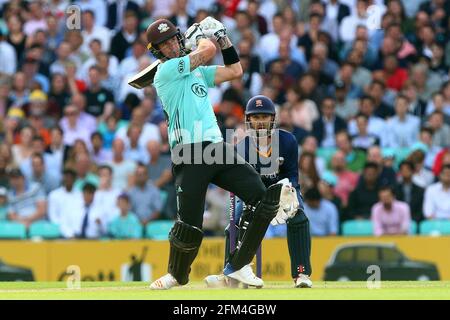 Kevin Pietersen schlägt aus Surrey heraus, während James Foster hinter den Stumps während Surrey vs Essex Eagles, NatWest T20 Blast Cricket at the Kia, auf die Blicke schaut Stockfoto