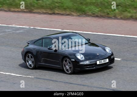 2007 schwarz Porsche Targa 911 Carrera 4 S Sportwagen; Fahrzeugverkehr, bewegliche Fahrzeuge, Autos, Fahrzeuge, die auf britischen Straßen fahren, Motoren, Fahren auf der Autobahn M6, britisches Straßennetz. Stockfoto