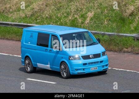 2004 blauer VW Volkswagen T-Sporter T30 174 TDI LWB Fenstertransporter, 2460cc Diesel-Kastenwagen; Fahrzeuge, Autos, Fahrzeug fahren, Straßen, Motoren, Autofahren, britisches Straßennetz. Stockfoto