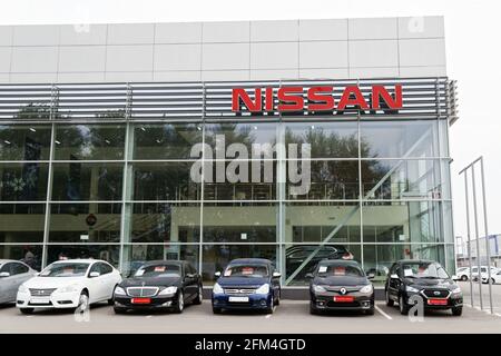 Ulyanovsk, Russland - 20. Juli 2016: Bau des Nissan-Kfz-Verkaufs- und Service-Zentrums mit Nissan-Schild. Vor den stehenden Autos zum Verkauf. Stockfoto
