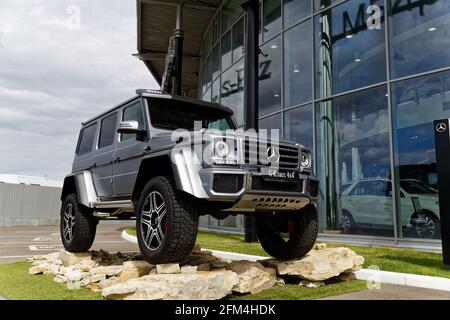 Kazan, Russland - 11. Juni 2018: Mercedes-Benz G-Klasse Gelandewagen 4x4. Der Ausstellungswagen steht vor dem Mercedes-Benz Autovertrieb und -ser Stockfoto